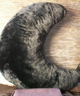 22021 - Black Moon Pillow
