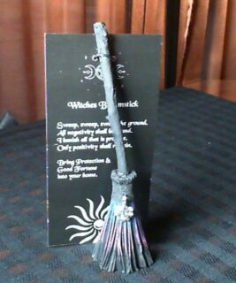 66083 - Positive Energy Broomsticks