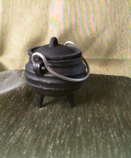 66067 - Mini Cast Cauldron
