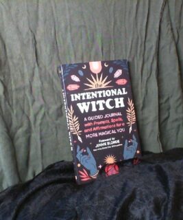 71004 - Book - Intentional Witch