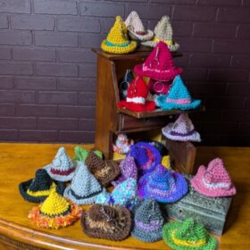 90104 - Laurie Loops - sisterhood mini witch hat keychain