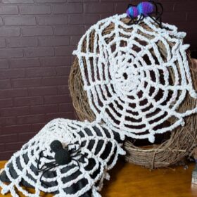 90105 - Laurie Loops - sisterhood crochet web with spider