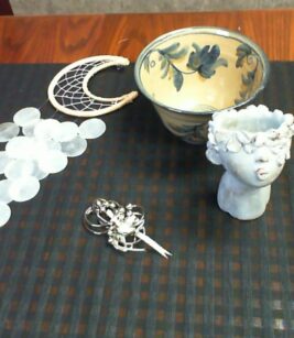 90809 - Sacred Space - Assorted items