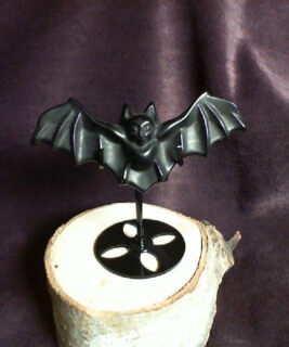 91833 - IvyCat - Bat on Stand