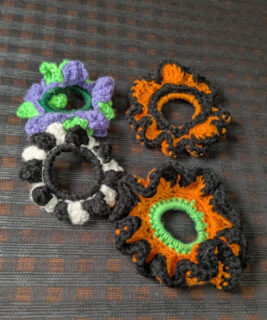 90902 - Signe Knutson - Witchy Scrunchy - acrylic crochet