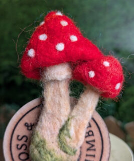 92008 - Moss and Thimble - Amanita Mushroom Clip