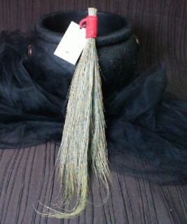 66113 - Tiger Grass Whisk Broom - Med