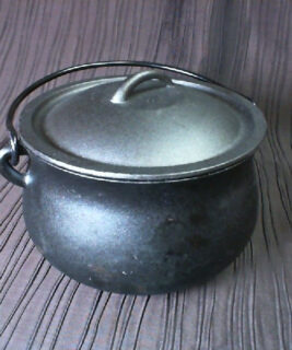 90679 - Gumball Goods - Cauldron Dutch Oven