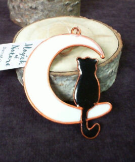 66140 - Cat Sitting on Crescent Moon